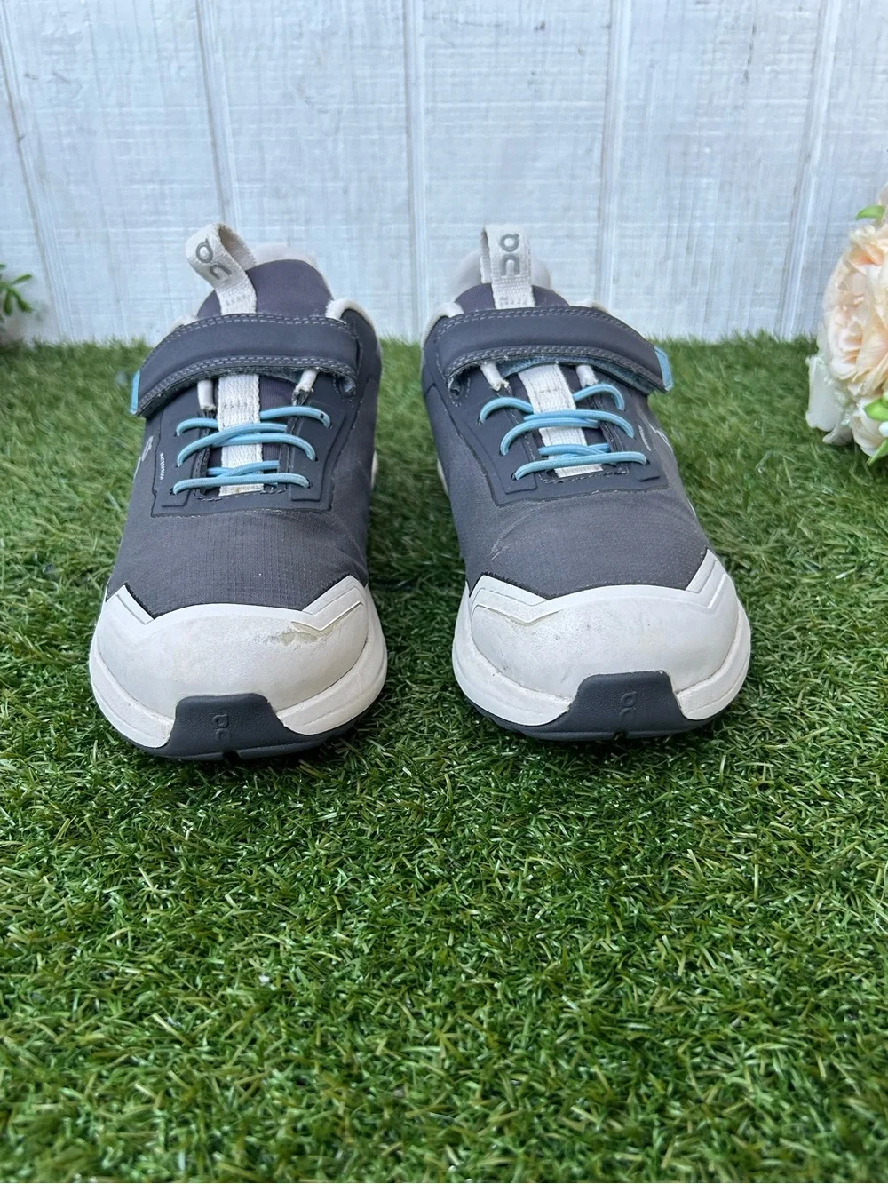 On Running Cloudhero Kids Waterproof Eclipse | Pearl size 2.5 preowned